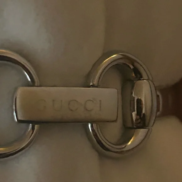 Gucci Women's Elegant Silver Watch - Picture 4 of 6